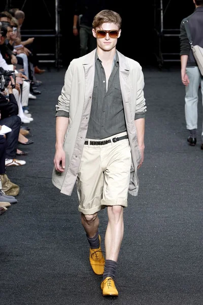 Look 16